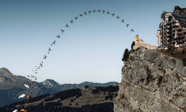 Δείτε το απίστευτο άλμα με μηχανή μοτοκρός από 135 μέτρα