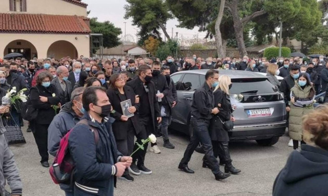 Ράγισαν καρδιές στην κηδεία του 41χρονου εργοδηγού της ΣΤΑΣΥ – Με τη σημαία του Ιωνικού το φέρετρο