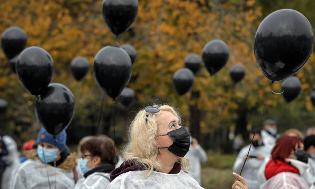 Υγειονομικοί με μάσκες στη Ρουμανία
