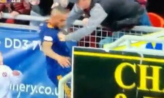 Σκωτία: Οπαδός έσπρωξε παίκτη – Απάντησε κι αποβλήθηκε ο ποδοσφαιριστής (video)