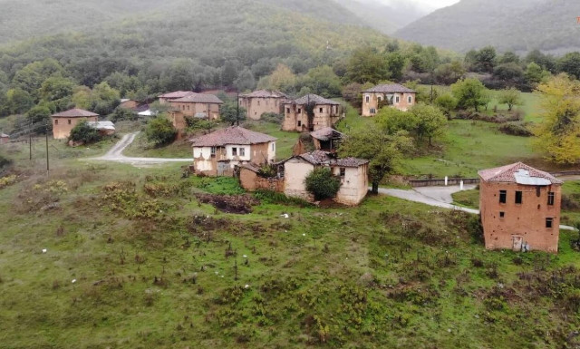 Γάβρος: Το ερειπωμένο χωριό που έχει αποτελέσει τα σκηνικά αρκετών κινηματογραφικών ταινιών