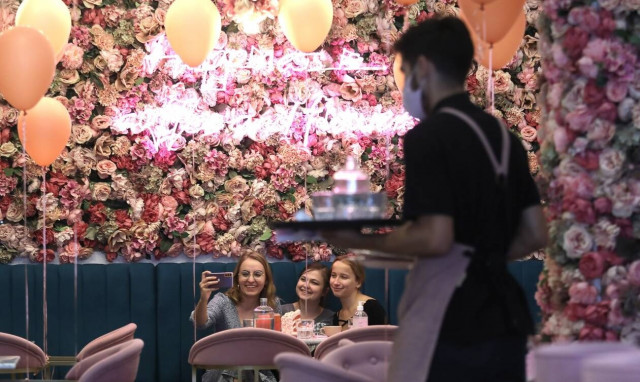 Θεσσαλονίκη: Τσουχτερό πρόστιμο και λουκέτο σε καφέ – μπαρ για υπεράριθμους πελάτες