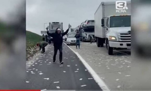 ΗΠΑ: Η στιγμή που «βρέχει λεφτά» σε αυτοκινητόδρομο της Καλιφόρνια