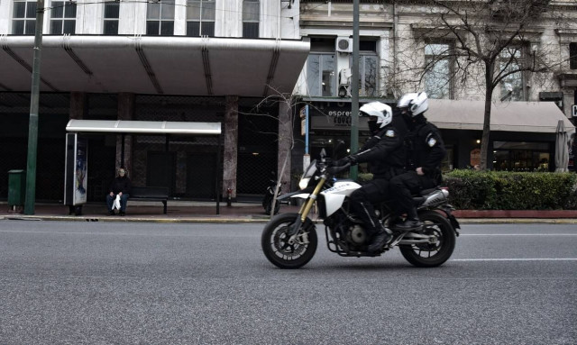 Χειροπέδες σε 23χρονο Ρομά για την επίθεση σε πλήρωμα πυροσβεστικού οχήματος στη λεωφόρο Σχιστού