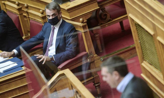 Σύγκρουση στη Βουλή για την κρίση ακρίβειας και τα μέτρα προστασίας νοικοκυριών και επιχειρήσεων