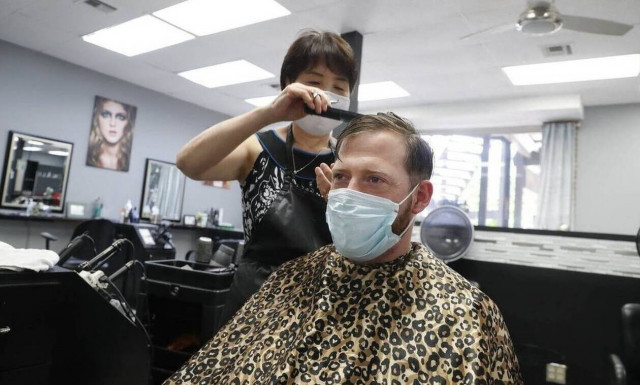 Νέα μέτρα: Πώς θα μπαίνουν από σήμερα (22/1) οι μη εμβολιασμένοι σε κουρεία και κομμωτήρια