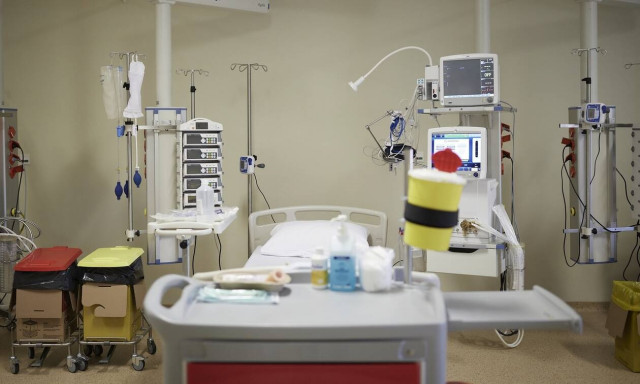 «Μάχη» στις ΜΕΘ με σχεδόν 600 διασωληνωμένους - Σκληραίνουν τα μέτρα από τη Δευτέρα