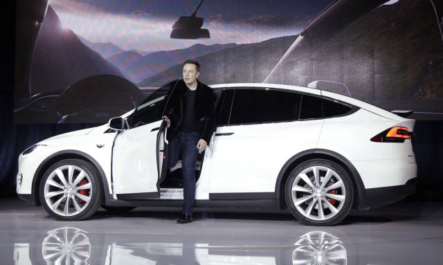 Γιατί κλειδώθηκαν έξω από τα αυτοκίνητά τους οι οδηγοί της Tesla; H συγγνώμη του Έλον Μασκ