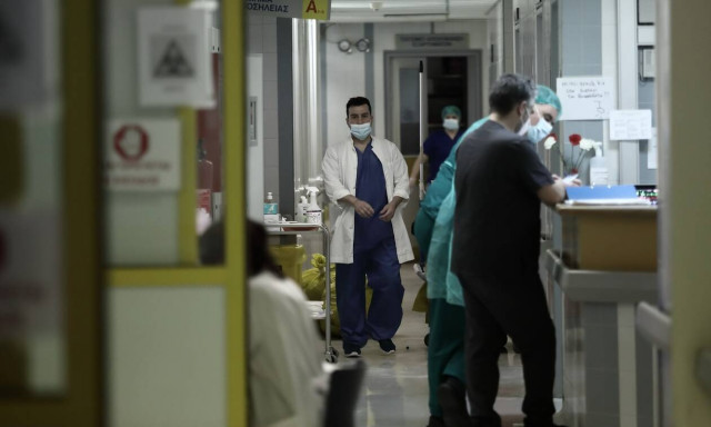 Το υπουργείο Υγείας απαντά «για τη δήθεν επικινδυνότητα των ΜΕΘ και τη μείωση των δαπανών υγείας»