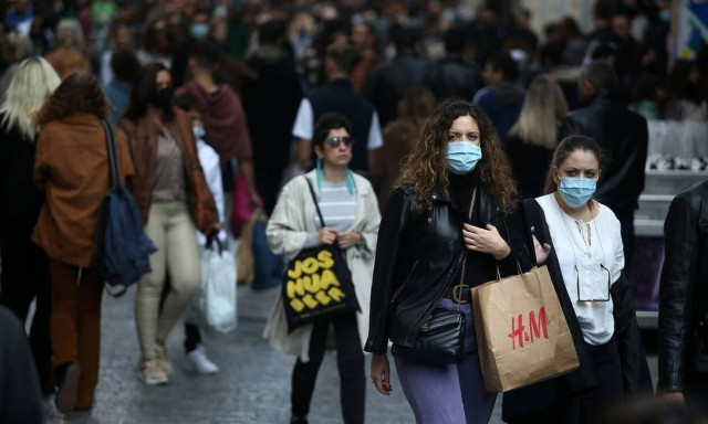 «Βρέχει» λεφτά από ΕΦΚΑ και ΟΑΕΔ: Πότε πληρώνονται συντάξεις και επιδόματα