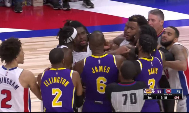 NBA: Επεισόδιο και αποβολές για Τζέιμς και Στιούαρτ (video)