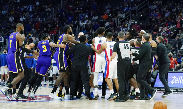 Χαμός στο ΝΒΑ: Ο Λεμπρόν Τζέιμς μάτωσε αντίπαλο στον αγώνα Λέικερς-Πίστονς – Έξαλλος ο τραυματίας