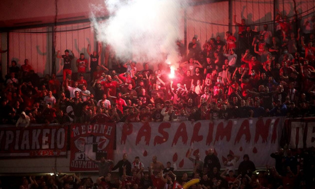 Ολυμπιακός – Παναθηναϊκός: «Ζούγκλα» μετά τη λήξη του ντέρμπι στο ΣΕΦ – Προσαγωγές από την αστυνομία