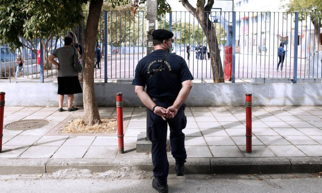 Πάτρα: Νεαροί πέταξαν πέτρες σε σχολείο – Τραυματίστηκε ένας μαθητής