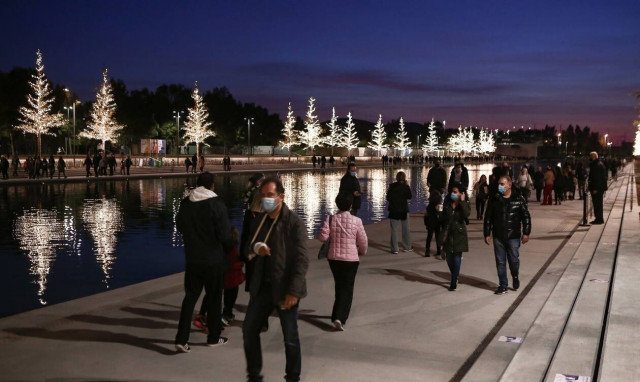 Η κυβέρνηση, το εκρηκτικό κοκτέιλ πανδημίας – ακρίβειας και η μάχη να σωθούν τα Χριστούγεννα