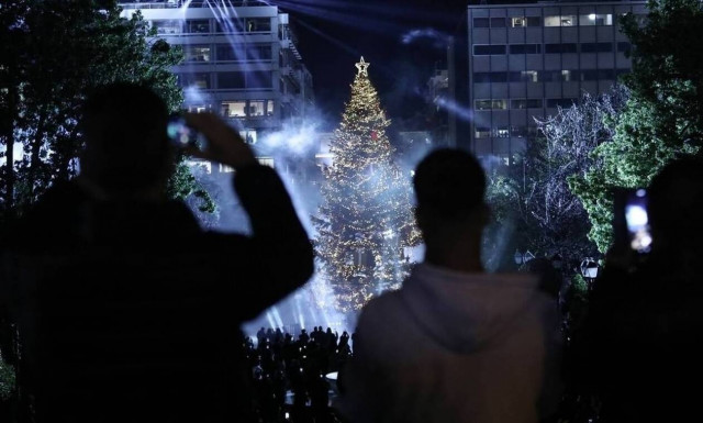 City of Athens lights up its Christmas tree with show at Syntagma Square