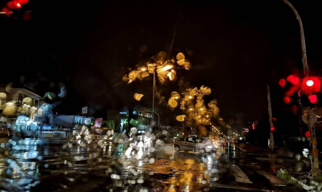 Καιρός: «Άνοιξαν» οι ουρανοί στην Αττική – Σε ισχύ το έκτακτο δελτίο επιδείνωσης