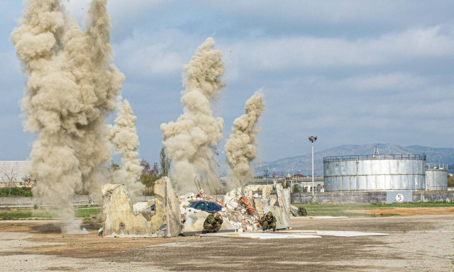 ΓΕΣ: Όταν Στρατός και Σώματα Ασφαλείας τείνουν χείρα βοηθείας στους πολίτες - Εντυπωσιακές εικόνες