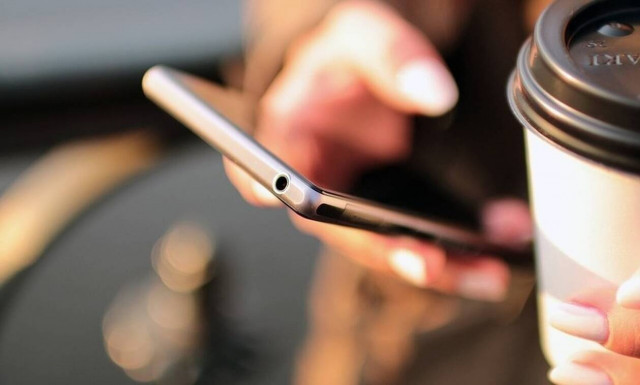 Χανιά: Έπειθε εκκλησίες και σωματεία ότι κάνει φιλανθρωπικό έργο και γέμιζε τον λογαριασμό της!