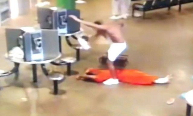 Άγριος ξυλοδαρμός κρατούμενου στις ΗΠΑ: Του πέταξαν μέχρι και φούρνο μικροκυμάτων (σκληρές εικόνες)