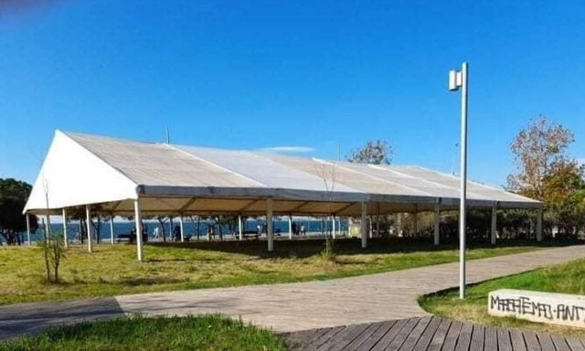 Αντιδράσεις προκαλεί η τέντα της ΕΤΑΔ στον Κήπο των Εποχών