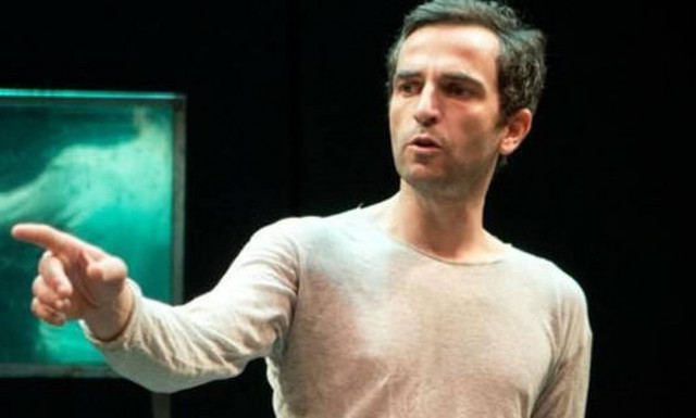 Άρης Σερβετάλης: Θύελλα αντιδράσεων στον καλλιτεχνικό κόσμο μετά την αποχώρηση από τον «Ρινόκερο»