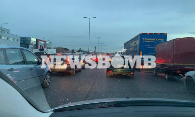 Κίνηση: Τροχαία και βροχή μετέτρεψαν τον Κηφισό σε «κόλαση» - Πειραιάς-Κηφισιά σε 2(!) ώρες!