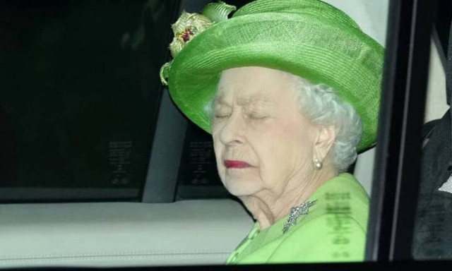 Βασίλισσα Ελισάβετ: Χλωμή και καταβεβλημένη σε βάφτιση - Οργιάζουν οι φήμες για την υγεία της