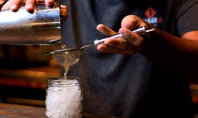 Αιχμαλωτίζοντας την ελληνική ύπαιθρο σε ένα premium βοτανικό απόσταγμα