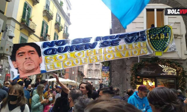 Ντιέγκο Μαραντόνα: Στους δρόμους της Νάπολη οι «πιστοί» του «Θεού» -  «Ήταν ευαίσθητος άνθρωπος»