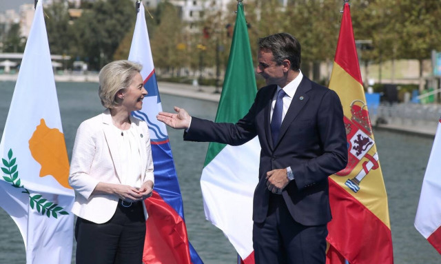 Επιστολή Μητσοτάκη στην φον ντερ Λάιεν για υποχρεωτική τρίτη δόση στους άνω των 60 για να ταξιδεύουν