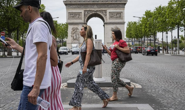 Γαλλία: Οι αρχές συστήνουν τη χορήγηση τρίτης δόσης εμβολίου απο την ηλικία των 18 ετών