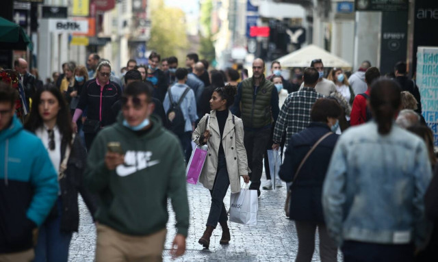 Κορονοϊός: Το 4ο κύμα «σφυροκοπά» τη χώρα