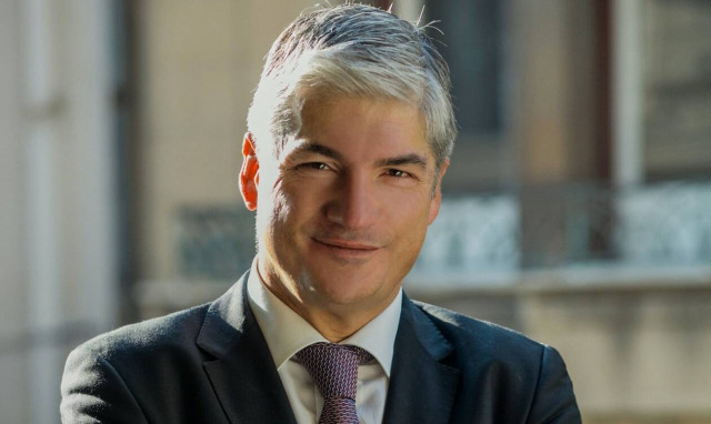 Ο Θέμης Σοφός έκανε δωρεά ένα λεωφορείο στον ΔΣΑ για τη μετακίνηση δικηγόρων στα δικαστήρια