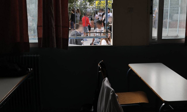 Κορονοϊός: Οι ειδικοί ζητούν να αλλάξει το πρωτόκολλο στα σχολεία - Το 50%+1 να γίνει 10%+1