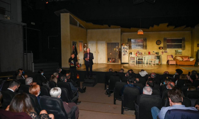 Ο Θεόδωρας Μαντάς διοργάνωσε μια ξεχωριστή θεατρική βραδιά όπου η δικηγορία συναντήθηκε με το θέατρο