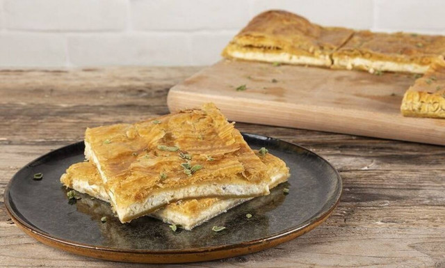 Συνταγή για λαχταριστή τυρόπιτα με σφολιάτα