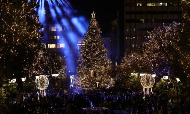 Εορταστικό ωράριο Χριστουγέννων 2021 - Δείτε πώς θα λειτουργήσουν τα καταστήματα