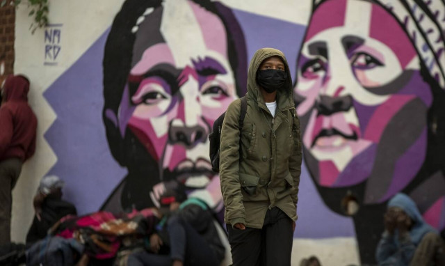 Περαστικός σε δρόμο του Γιοχάνεσμπουργκ