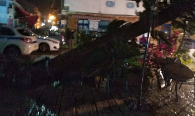 Κακοκαιρία: Ζημιές από το πέρασμα ανεμοστρόβιλου στην Κορώνη (pics+vid)
