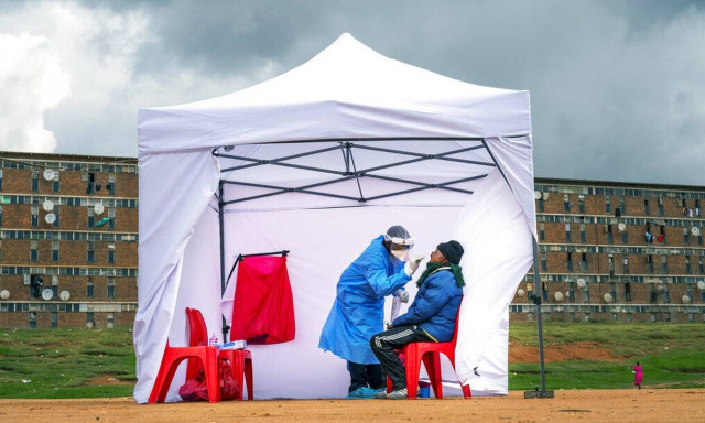 Έλληνας πρόξενος στο Newsbomb.gr: Πώς εντοπίστηκε η μετάλλαξη Όμικρον στη Μποτσουάνα