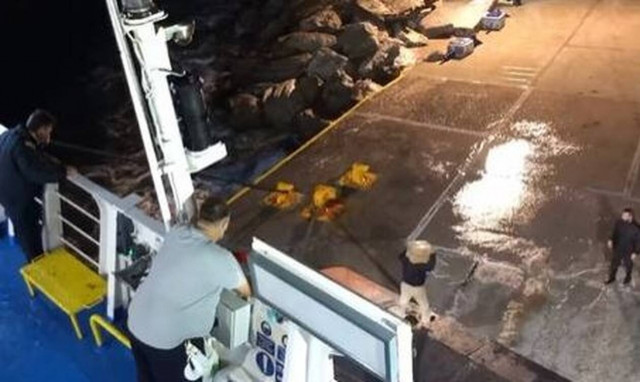 Σίκινος: Εντυπωσιακό βίντεο - Η δύσκολη προσέγγιση του πλοίου «Άρτεμις» στο λιμάνι