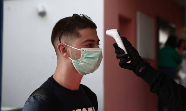 Κρήτη: 16 μαθητές με κορονοϊό μετά την κηδεία συμμαθητή τους που σκοτώθηκε από αναθυμιάσεις