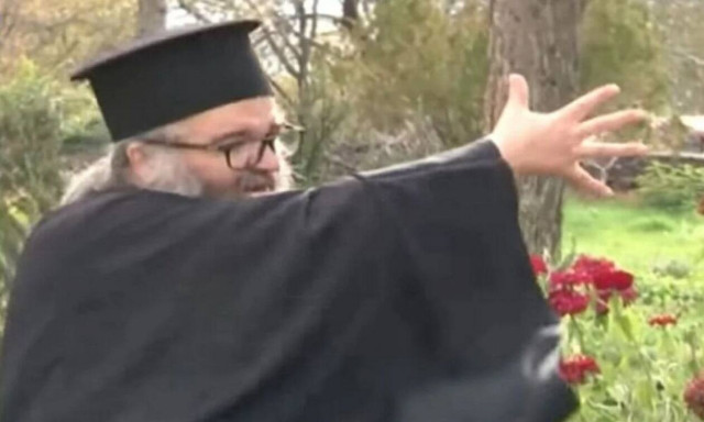 Κοζάνη: Ιερέας ξεσπά για τους εμβολιασμούς - «Ο κάθε γελαδάρης έγινε λοιμωξιολόγος, όρσε!»