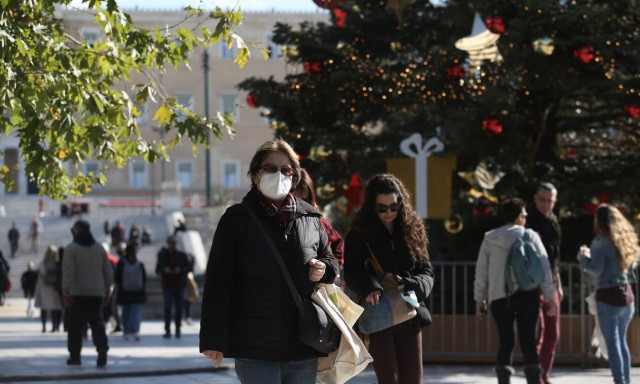Μετάλλαξη Όμικρον: Σε επιφυλακή η κυβέρνηση - Αν χρειαστεί νέα μέτρα για μη εμβολιασμένους