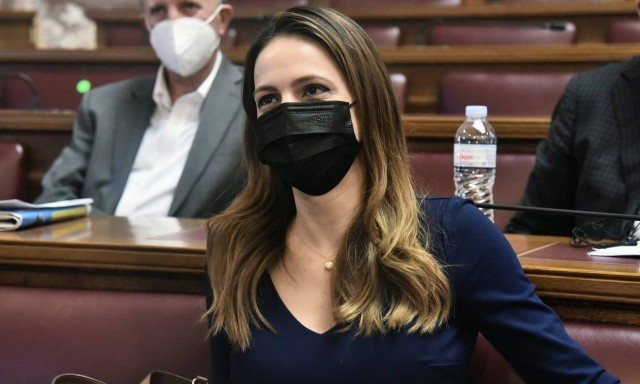 Achtsioglou: The gov't reduces the funds to the NHS when people are dying outside ICUs