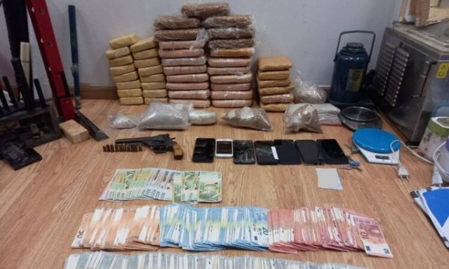 Έφοδος της ΕΛ.ΑΣ. σε σπίτι στο Γαλάτσι: Βρέθηκαν 21 κιλά ηρωίνης