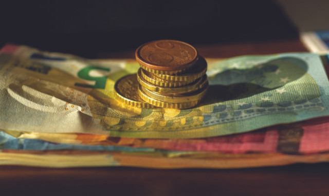 Κατώτατος μισθός: Βήμα- βήμα οι αυξήσεις - Πόσο θα φτάσει