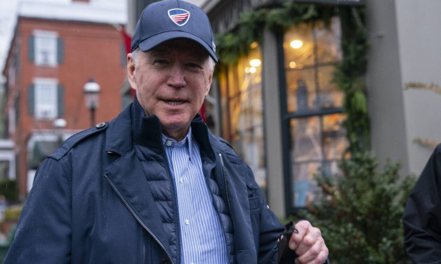 HΠΑ: Θύελλα αντιδράσεων για τον «υποκριτή» Τζο Μπάιντεν - Κάνει τα ψώνια του χωρίς μάσκα