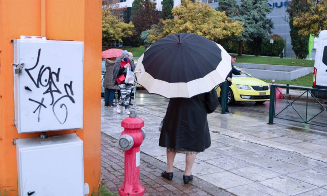 Καιρός: Βροχές, καταιγίδες, χαλαζοπτώσεις, νοτιάδες και σκόνη μέχρι το πρωί της Τρίτης (χάρτες)